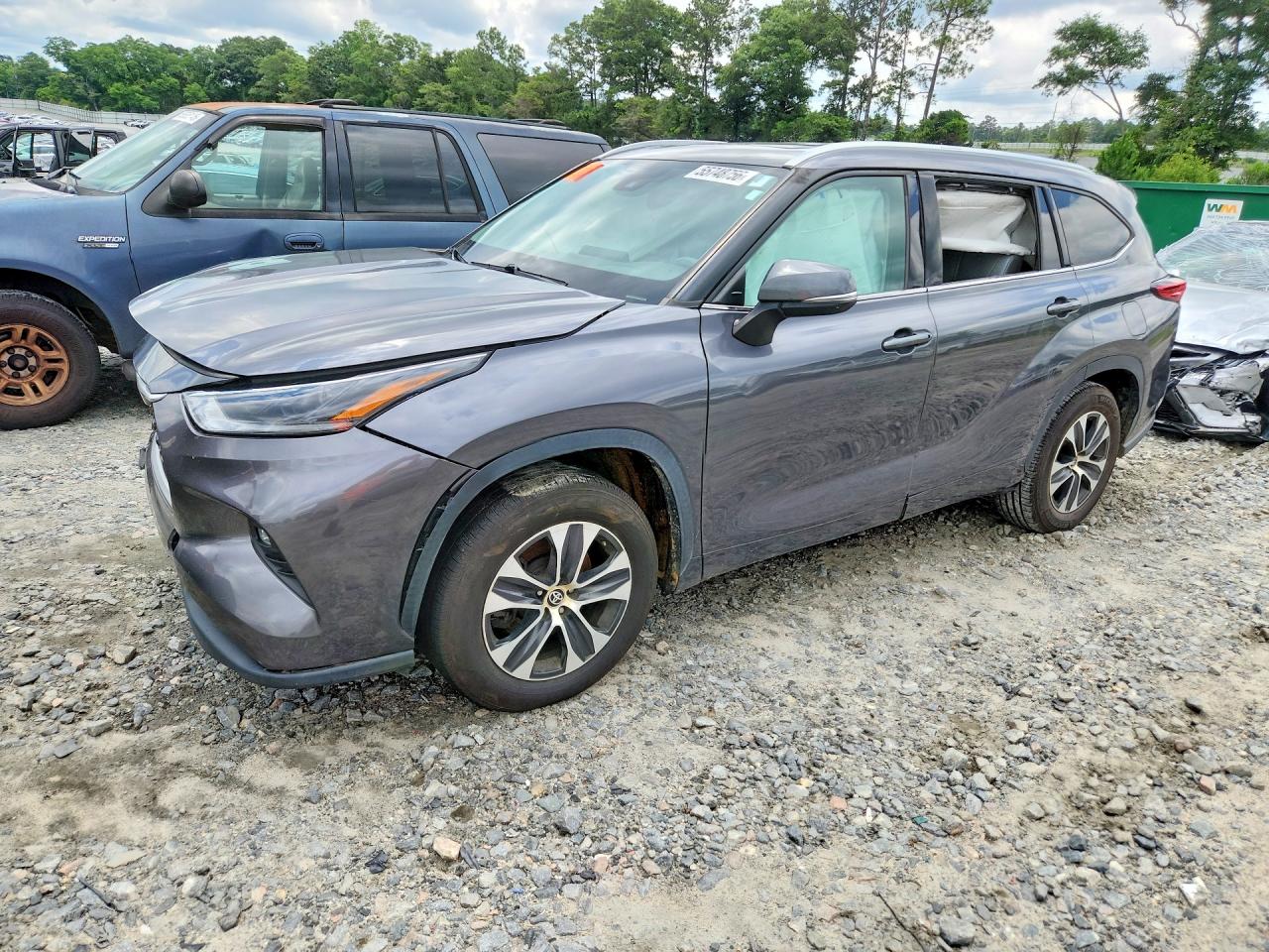 2021 TOYOTA HIGHLANDER XLE — Front 3/4