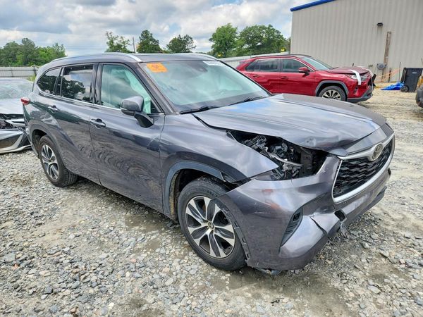 2021 TOYOTA HIGHLANDER XLE — Passenger 3/4