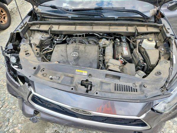 2021 TOYOTA HIGHLANDER XLE — Engine bay