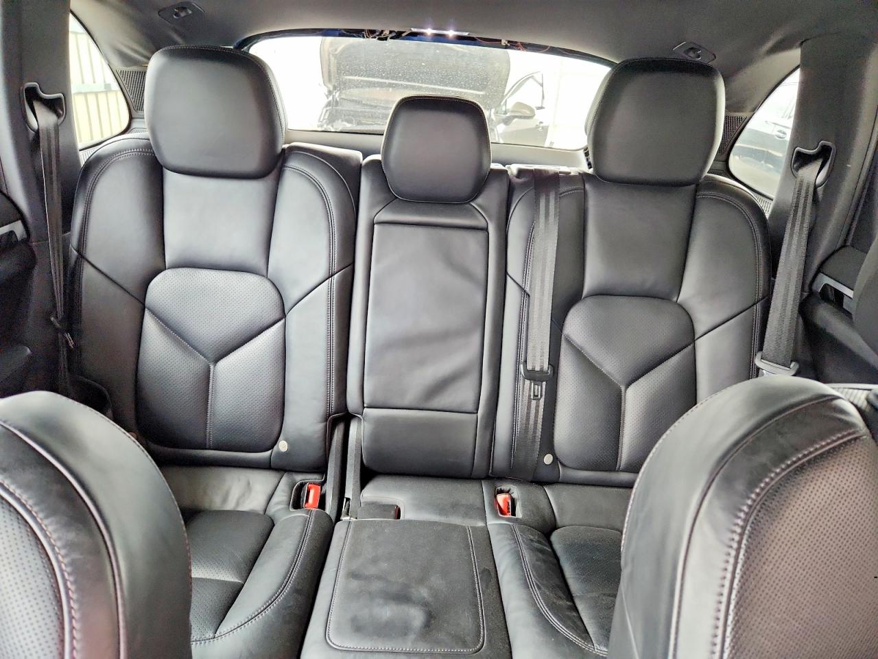 2015 PORSCHE CAYENNE