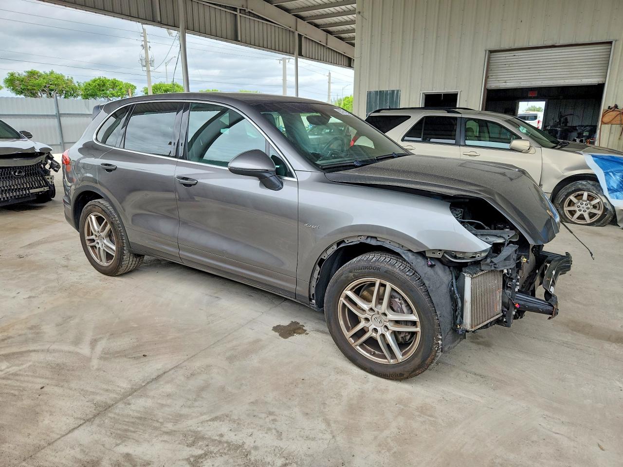 2015 PORSCHE CAYENNE