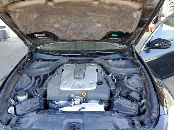 2013 INFINITI G37 — Engine bay