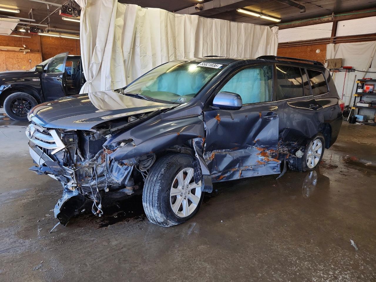 2013 TOYOTA HIGHLANDER Base/Hybrid — Front 3/4