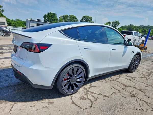 2025 TESLA MODEL Y