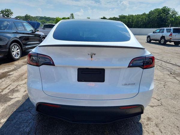 2025 TESLA MODEL Y