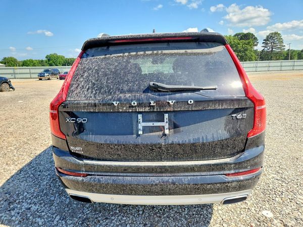 2017 VOLVO XC90 Momentum