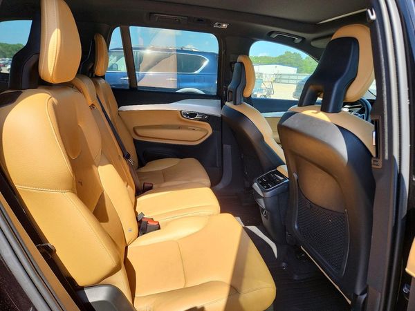 2017 VOLVO XC90 Momentum