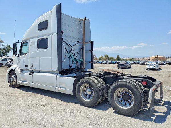 2022 VOLVO VNL