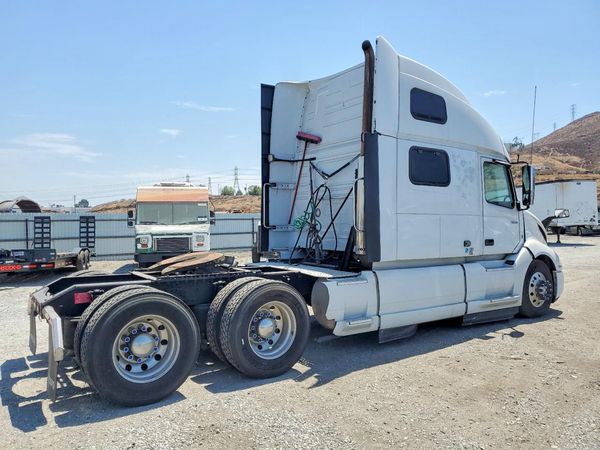 2022 VOLVO VNL