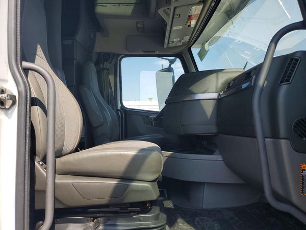 2022 VOLVO VNL