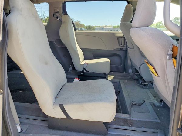 2016 TOYOTA SIENNA