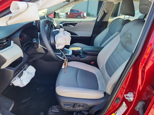 2020 TOYOTA RAV4 XLE Premium