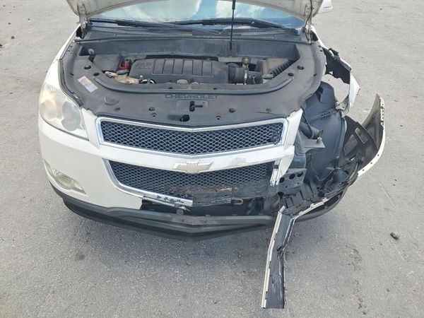 2012 CHEVROLET TRAVERSE LT — Engine bay