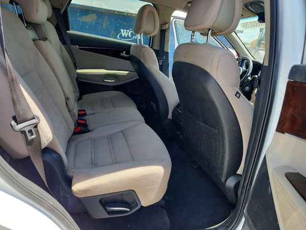 2016 KIA SORENTO L / LX