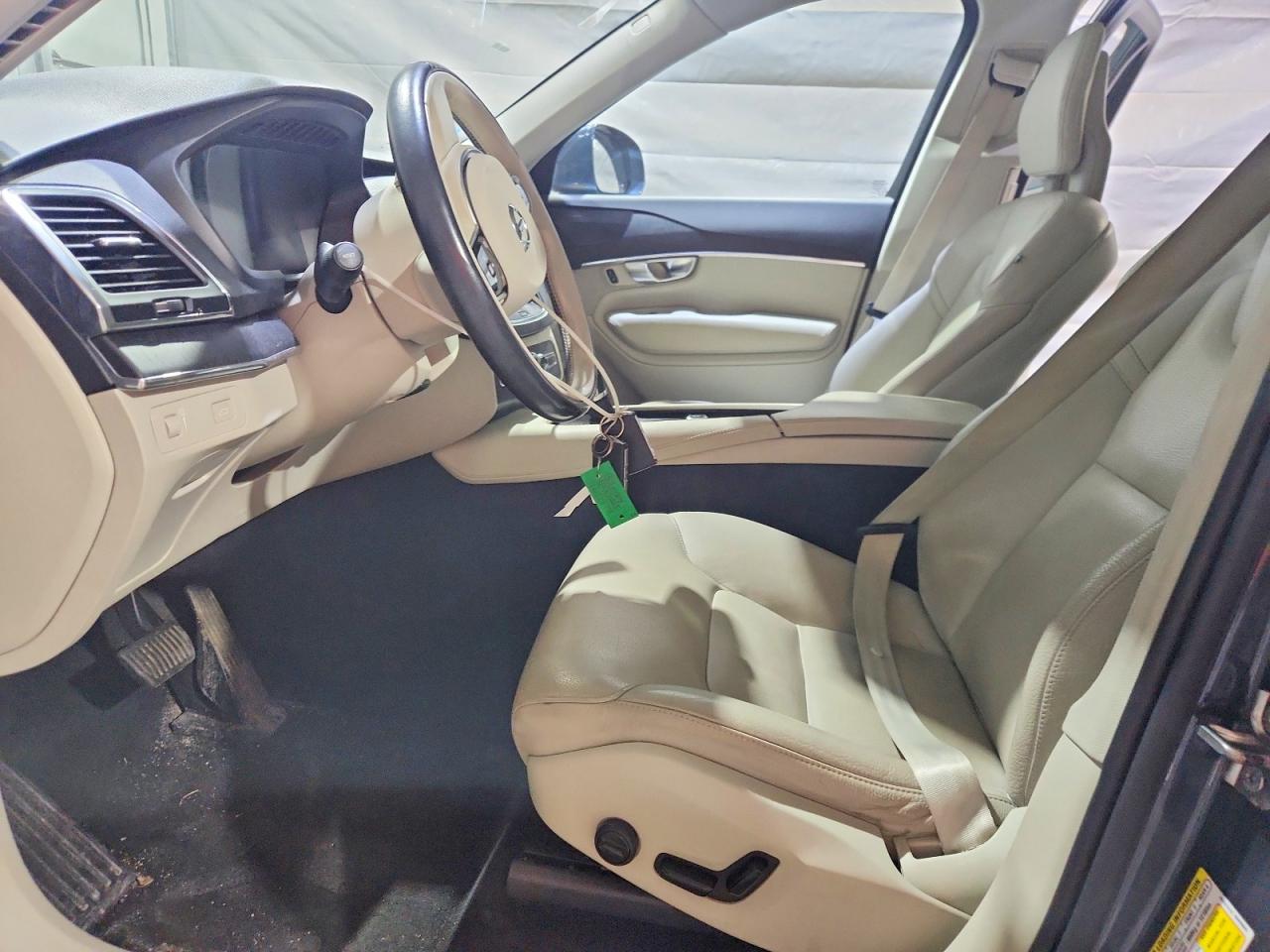 2020 VOLVO XC90 Momentum