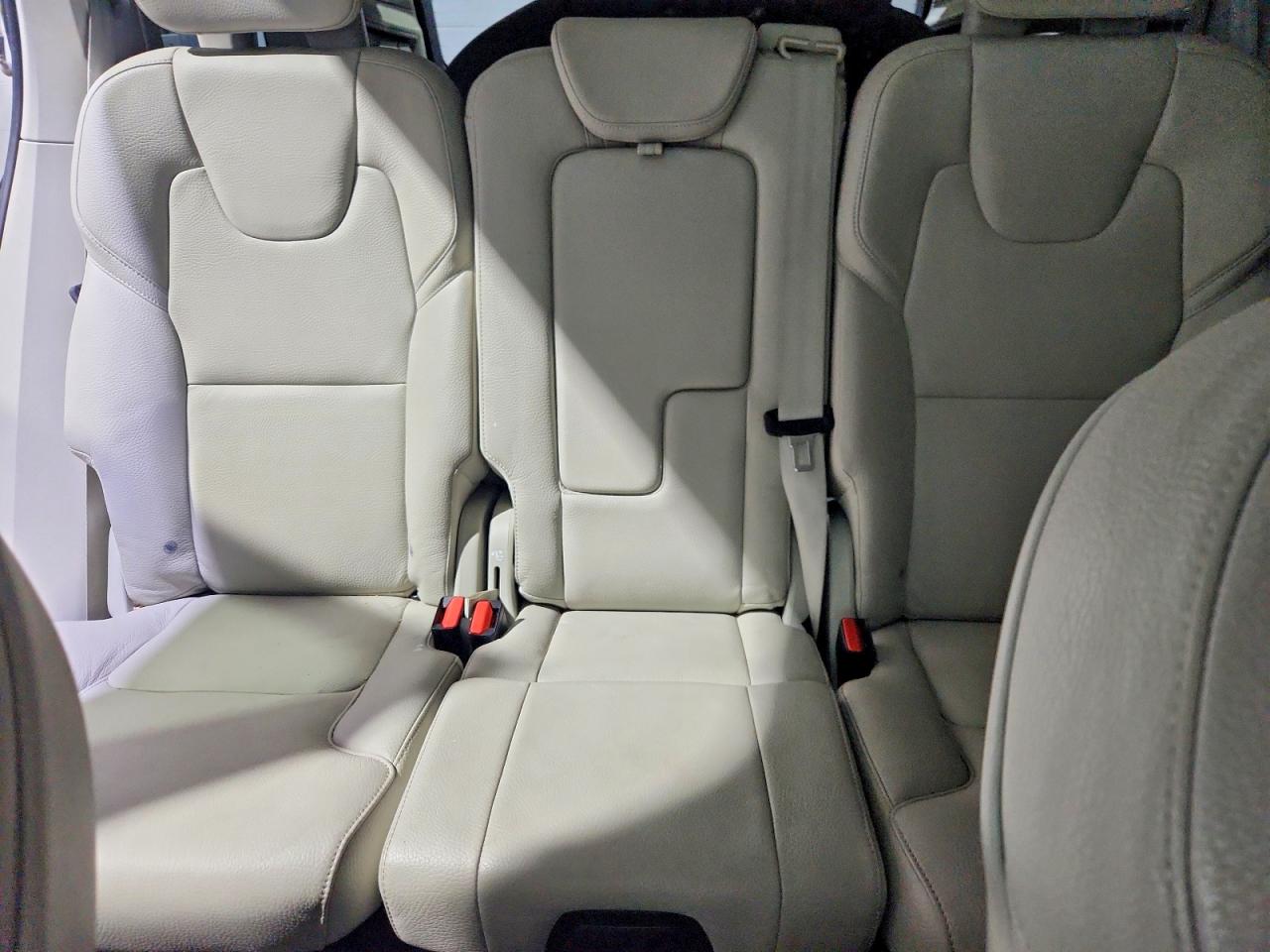 2020 VOLVO XC90 Momentum