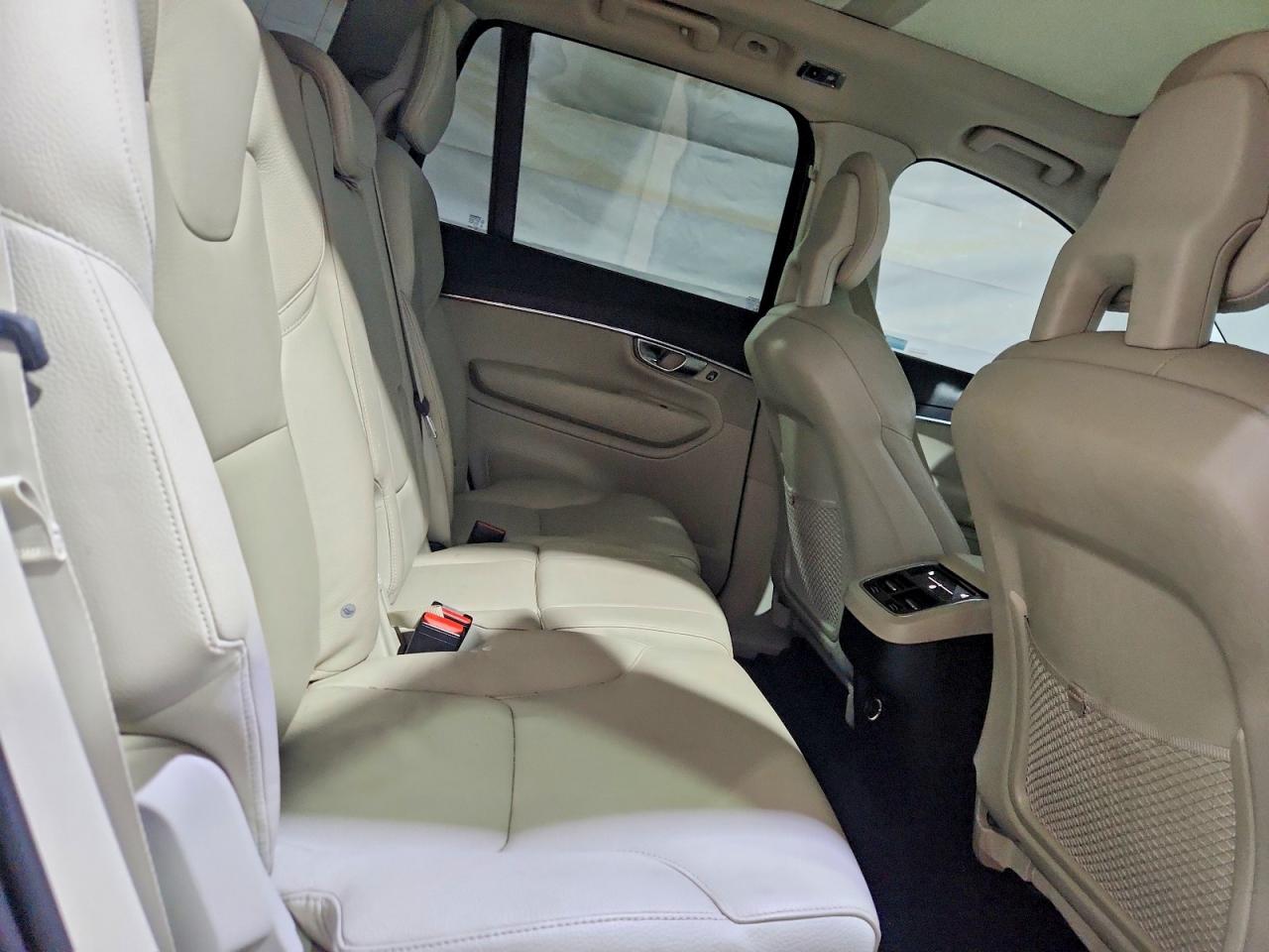 2020 VOLVO XC90 Momentum