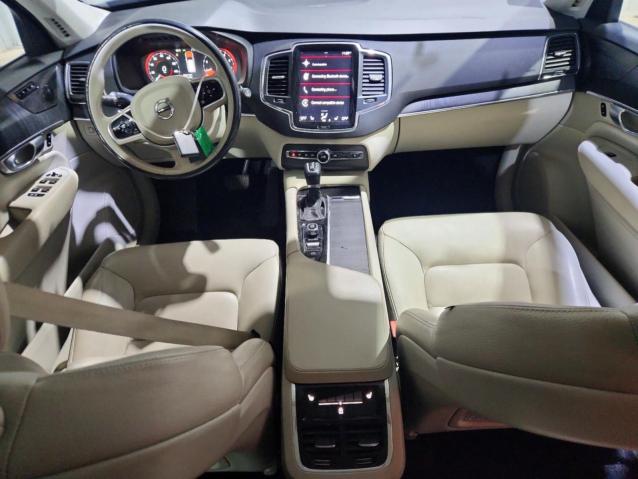 2020 VOLVO XC90 Momentum