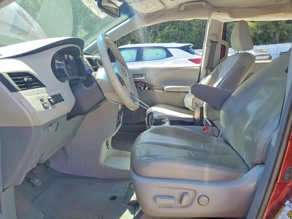 2014 TOYOTA SIENNA