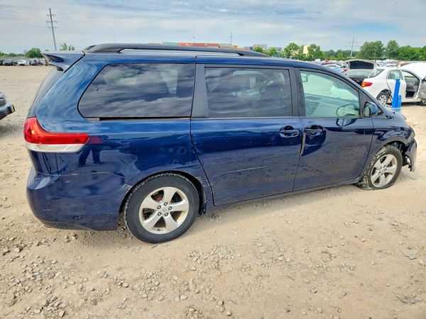 2012 TOYOTA SIENNA