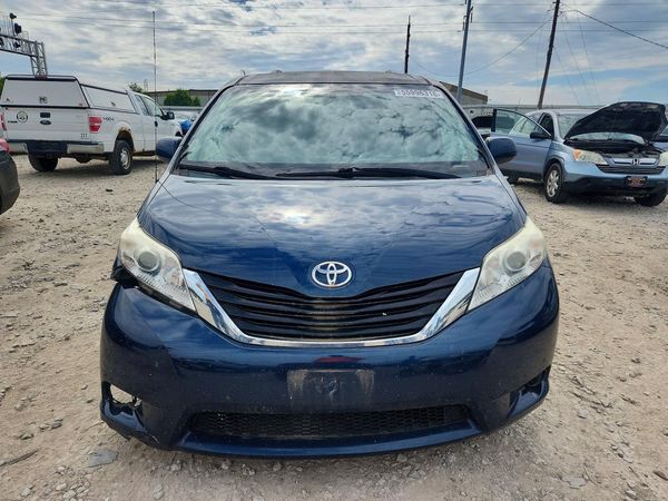 2012 TOYOTA SIENNA