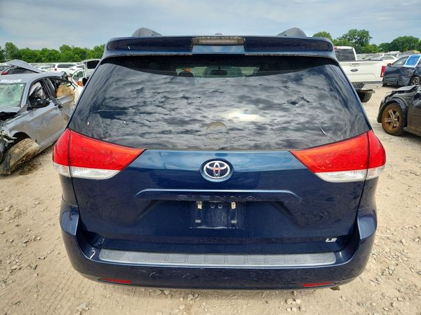 2012 TOYOTA SIENNA