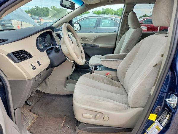 2012 TOYOTA SIENNA