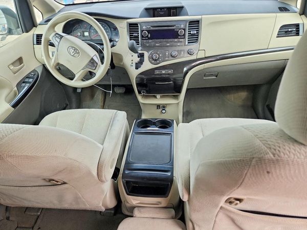 2012 TOYOTA SIENNA