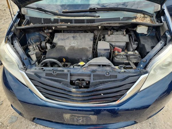 2012 TOYOTA SIENNA