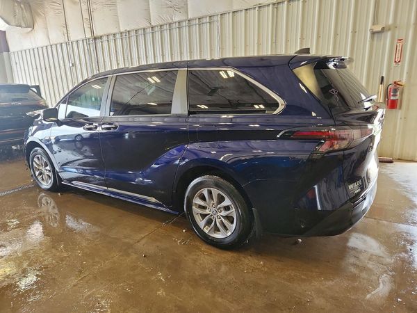 2024 TOYOTA SIENNA XLE