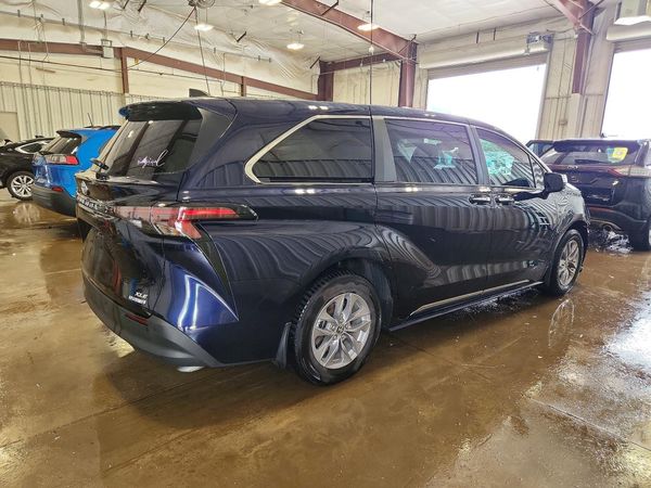 2024 TOYOTA SIENNA XLE