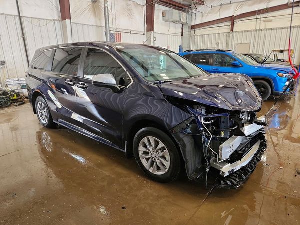 2024 TOYOTA SIENNA XLE