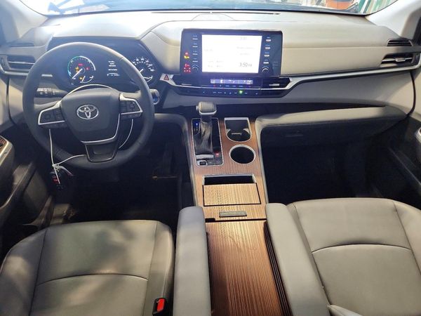 2024 TOYOTA SIENNA XLE