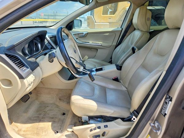 2015 VOLVO XC60 Premier (non R design)