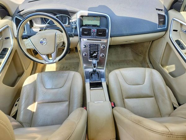 2015 VOLVO XC60 Premier (non R design)