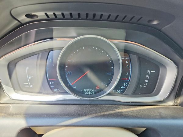 2015 VOLVO XC60 Premier (non R design)