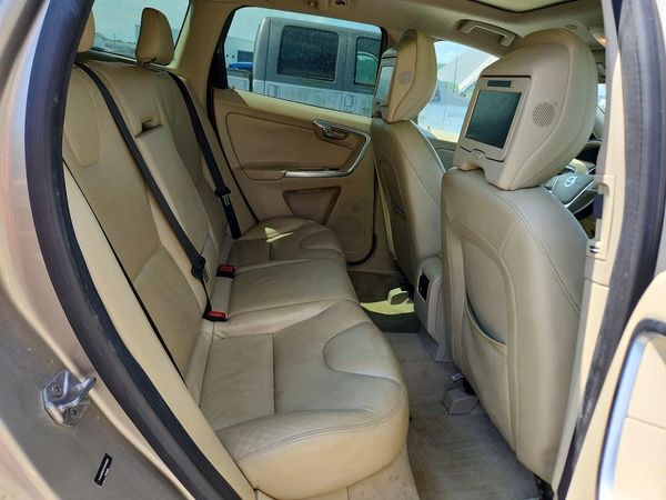 2015 VOLVO XC60 Premier (non R design)
