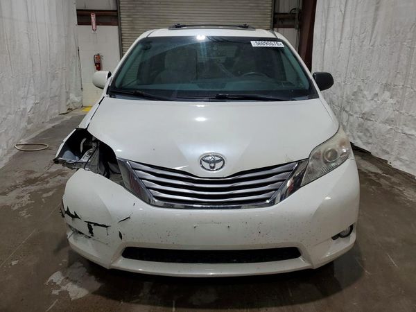 2015 TOYOTA SIENNA