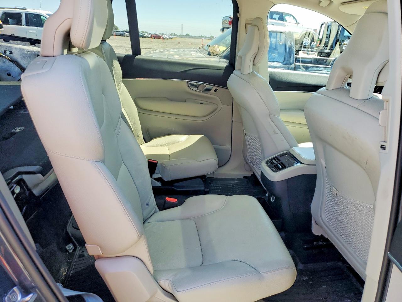 2020 VOLVO XC90 Momentum