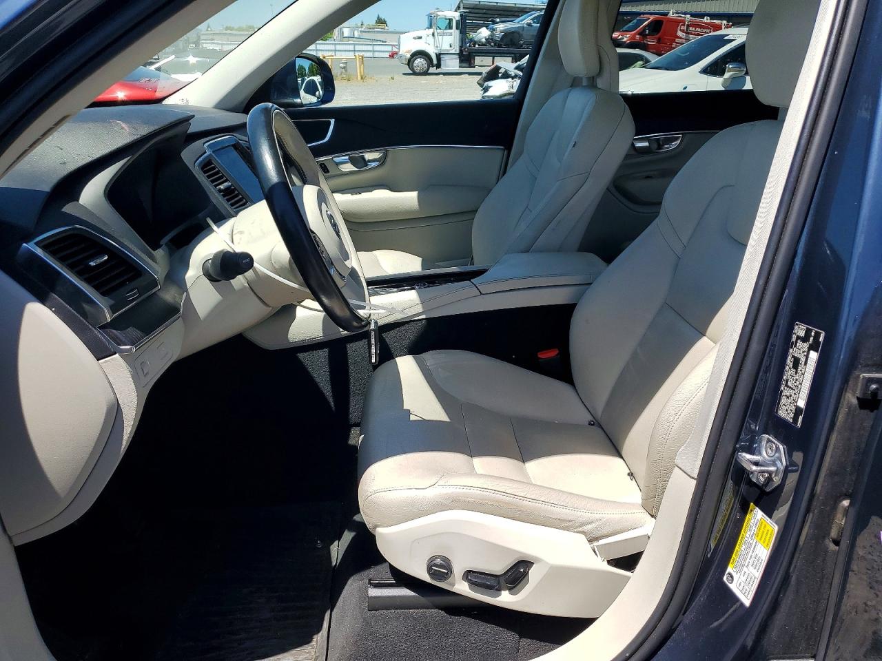 2020 VOLVO XC90 Momentum