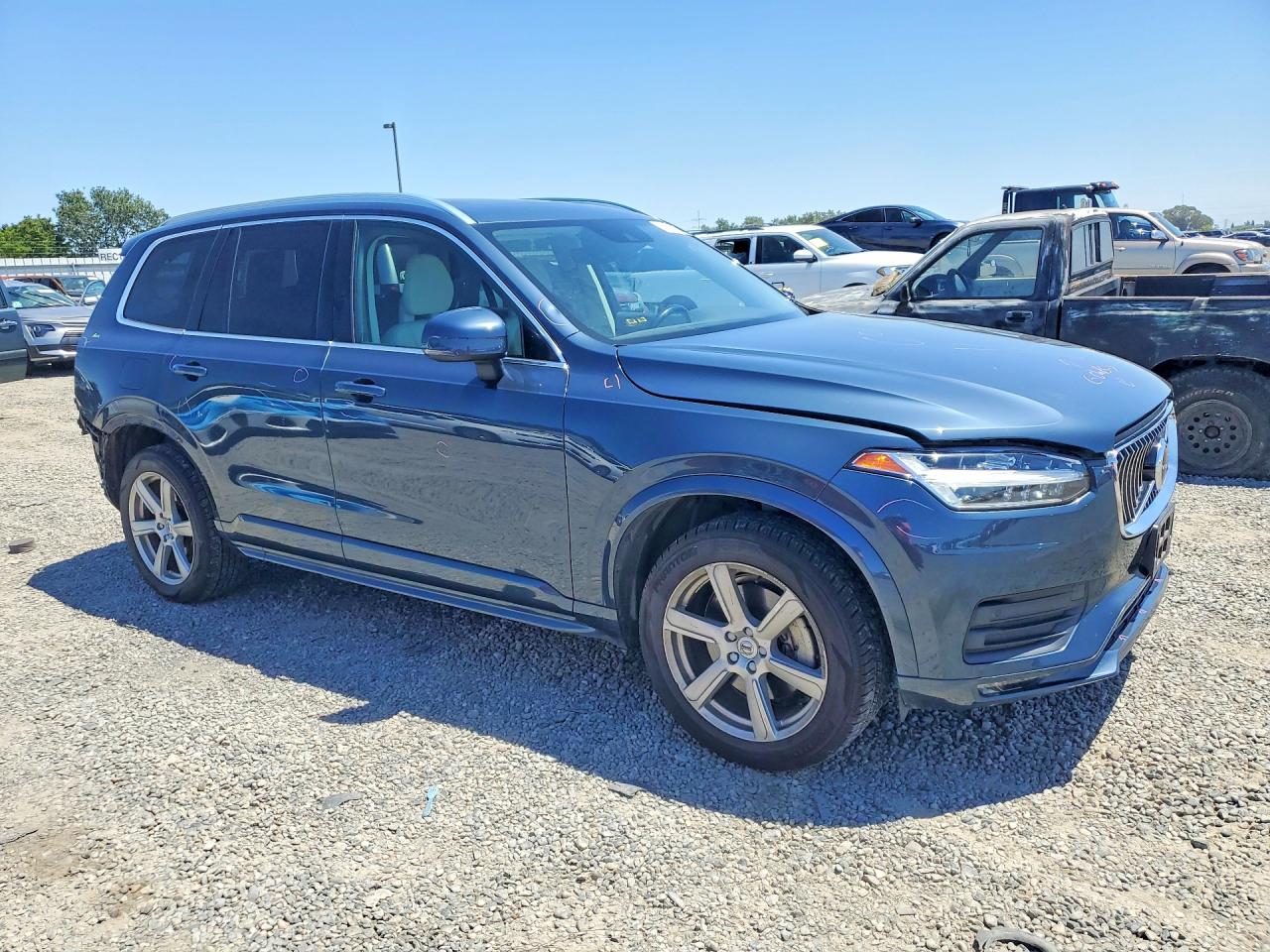 2020 VOLVO XC90 Momentum