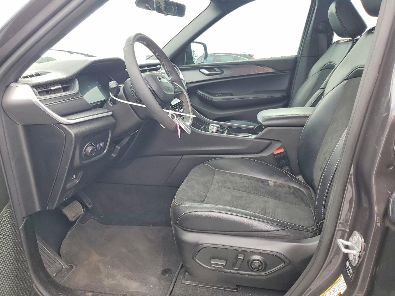 2025 JEEP GRAND CHEROKEE Laredo, Altitude