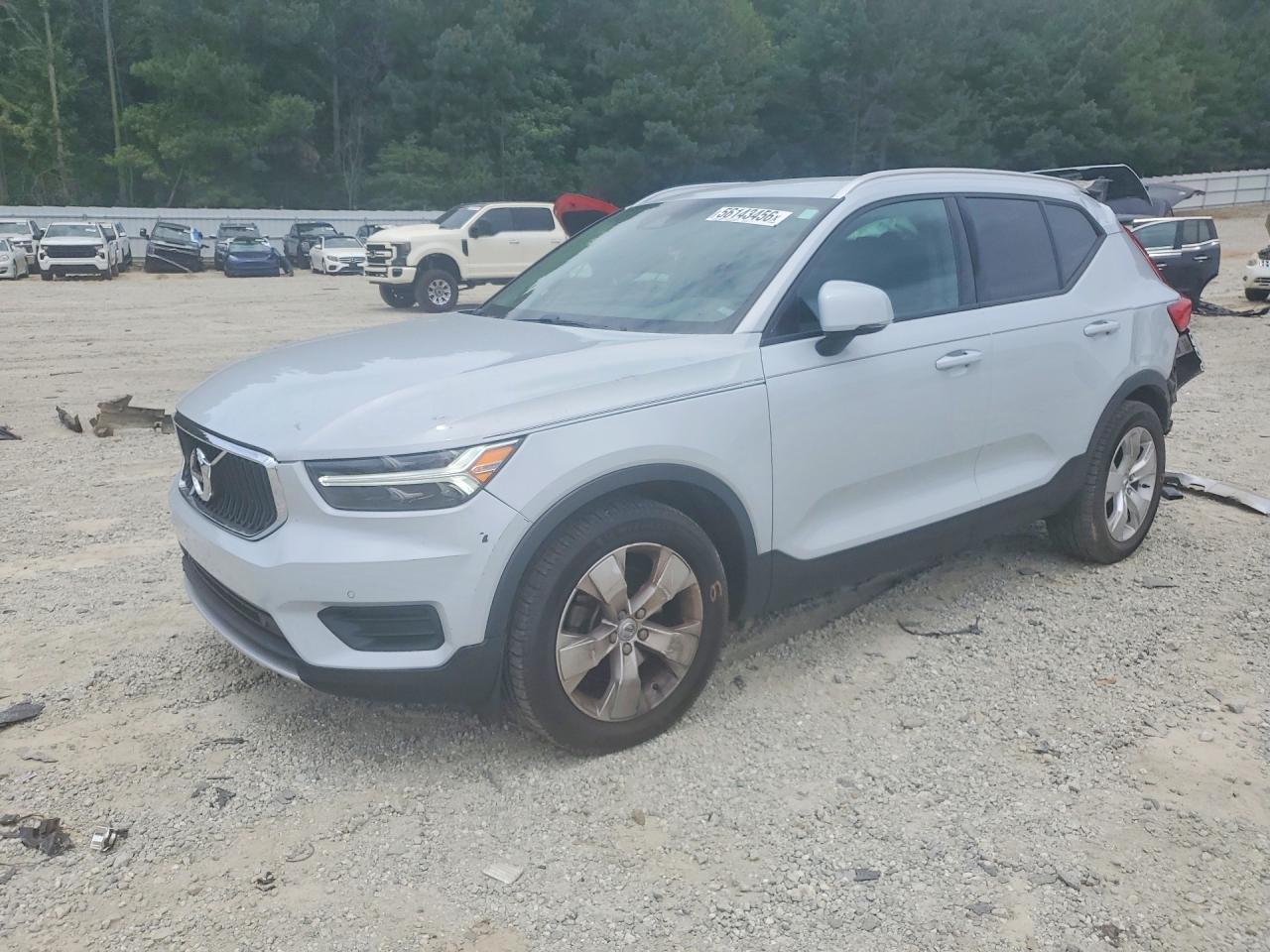 2020 VOLVO XC40 Momentum