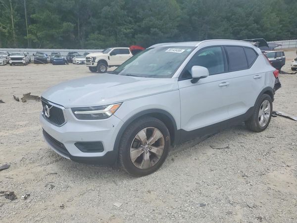 2020 VOLVO XC40 Momentum