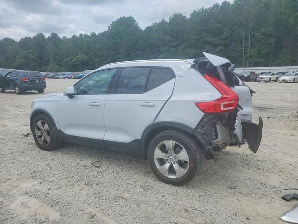 2020 VOLVO XC40 Momentum