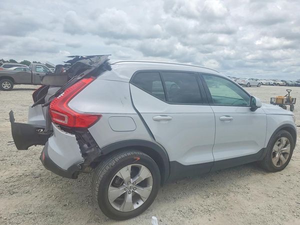 2020 VOLVO XC40 Momentum