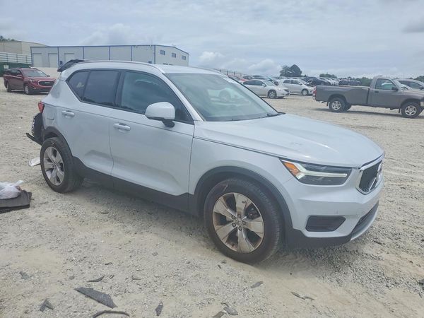 2020 VOLVO XC40 Momentum