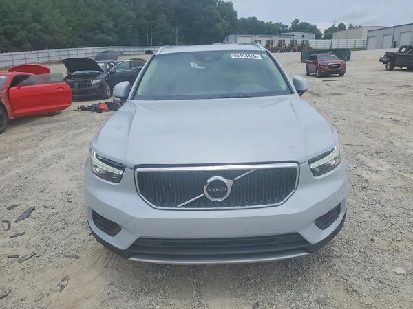 2020 VOLVO XC40 Momentum