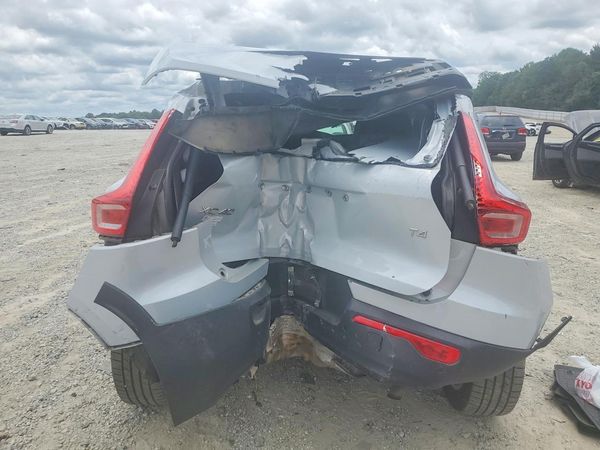 2020 VOLVO XC40 Momentum