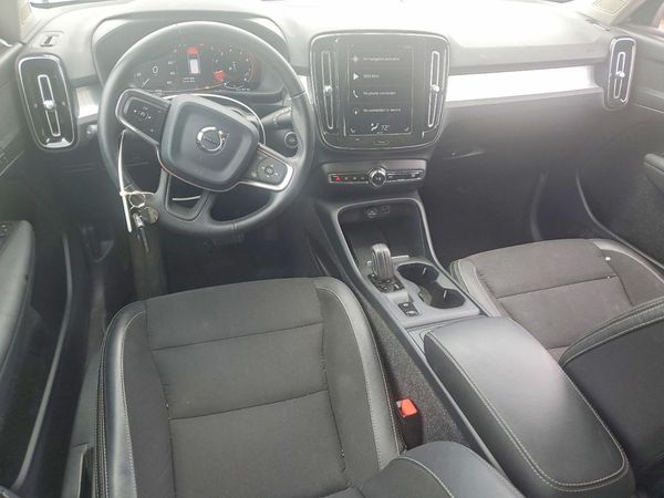 2020 VOLVO XC40 Momentum
